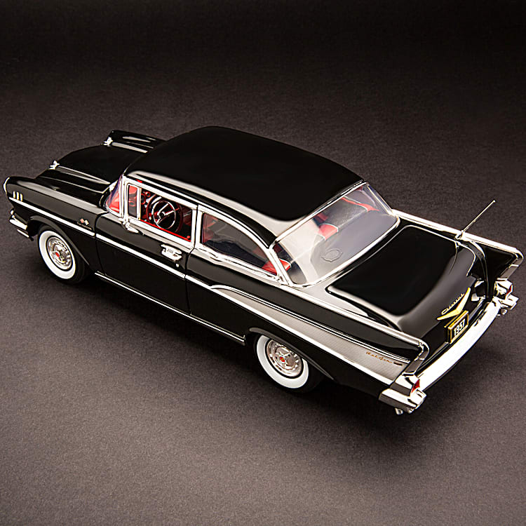 ダイキャストカー 1/18 1957 CHEVROLET BEL AIR 1:18-Scale 1957 Chevrolet Bel Air Diecast Car Featuring