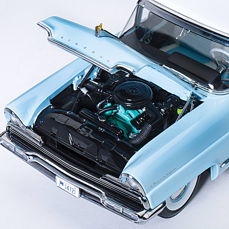1:18-Scale 1956 Lincoln Premiere Closed Convertible Diecast Car