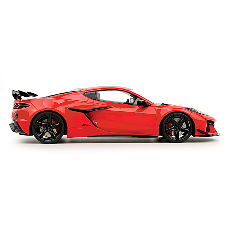 1:18-Scale 2023 Chevrolet Corvette Z06 Sculpture With A